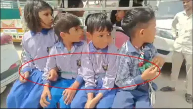 शहर में मंगलवार को तीन ऑटो स्कूली बच्चों को ठूंस-ठूंस कर ले जाते पकड़े गए। चालक के पास न तो ड्राइविंग लाइसेंस था