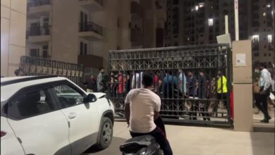 ग्रेटर नोएडा में हाई राइज सोसाइटी में बत्ती गुल, लोगों ने किया जमकर हंगामा