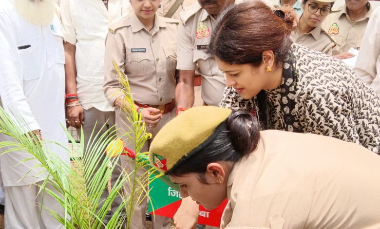उत्तर प्रदेश, नोएडा: वन महोत्सव के साथ पूरे उत्तर प्रदेश में 35 करोड़ पौधे लगाने का लक्ष्य, एक पौधा मां के नाम से हुई शुरुआत
