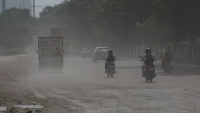 उत्तर प्रदेश, नोएडा: ग्रेप-2 लागू, फिर भी नहीं थम रहा प्रदूषण का जहर, खुलेआम जलाया जा रहा प्लास्टिक और कूड़ा